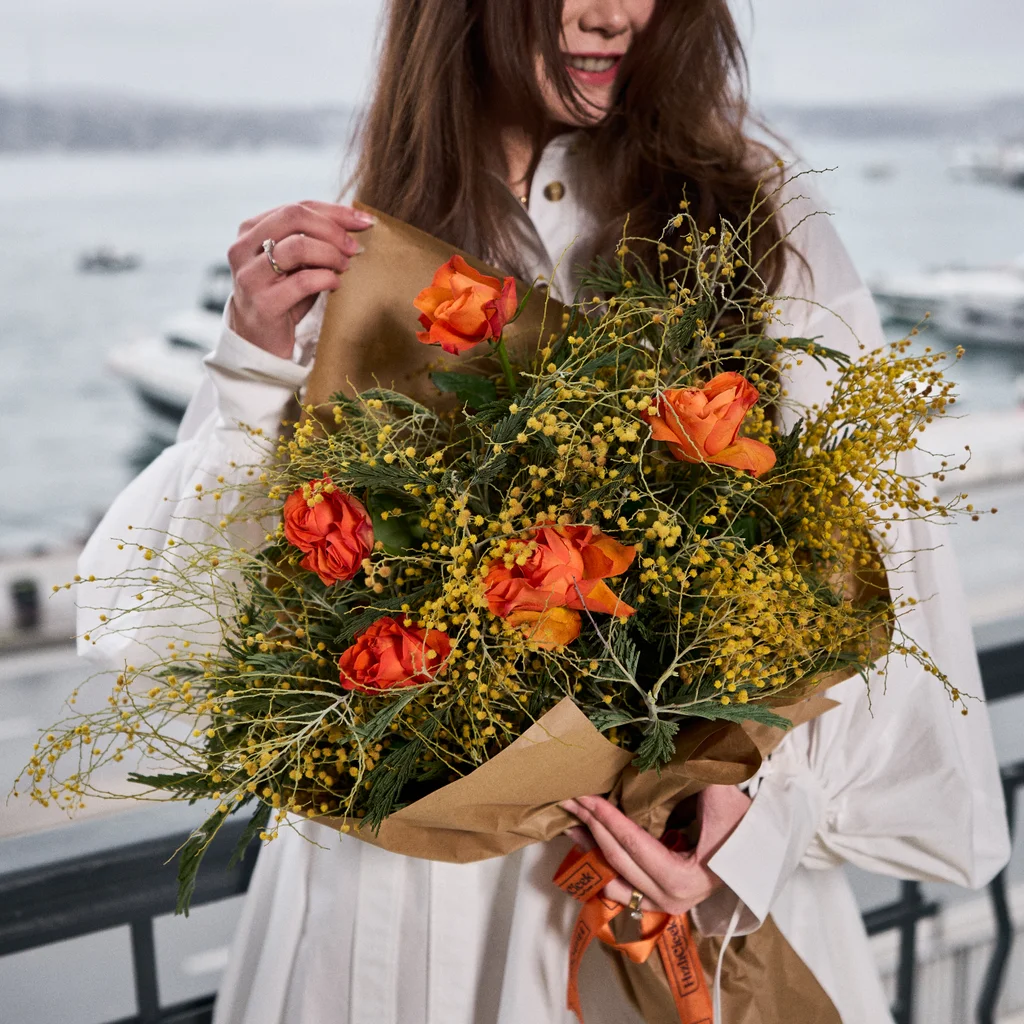 Mimoza ve Turuncu Gül Buketi