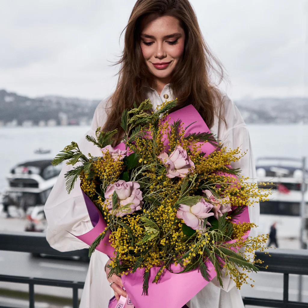 Mimoza ve Lila Gül Buketi