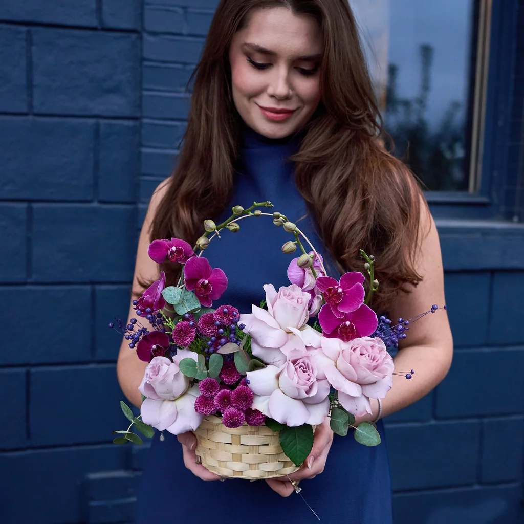 Velvet Bloom Basket Orkide ve Lila Gül Aranjmanı