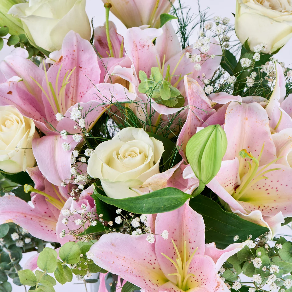 Vazoda Pembe Lilyum ve Beyaz Gül - 3