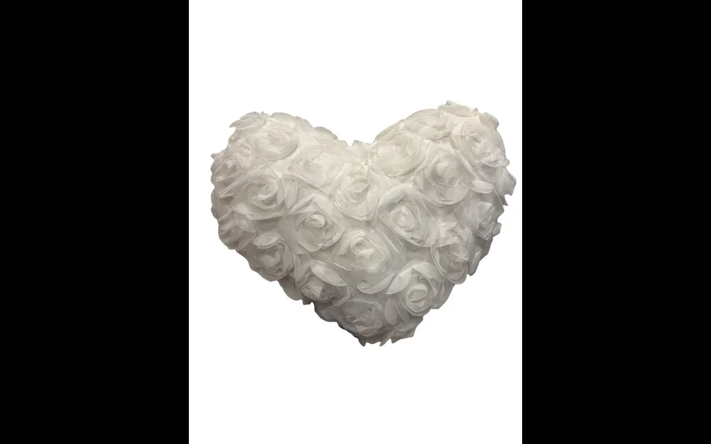 Beyaz Kalp Güllü Yastık