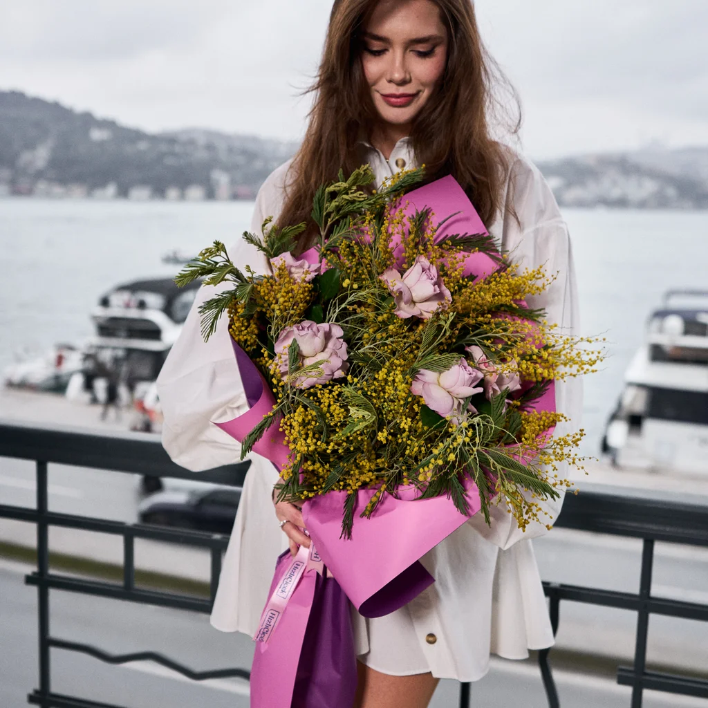 Mimoza ve Lila Gül Buketi