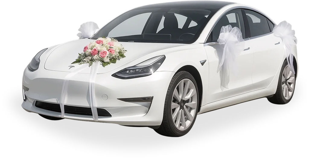 Gelin arabası çiçek süslemesi — beyaz araç üzerinde beyaz çiçek düzenlemesi